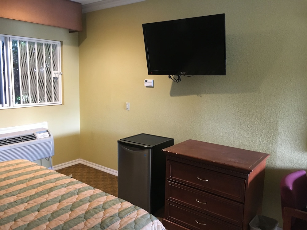 Bellflower Travel Inn