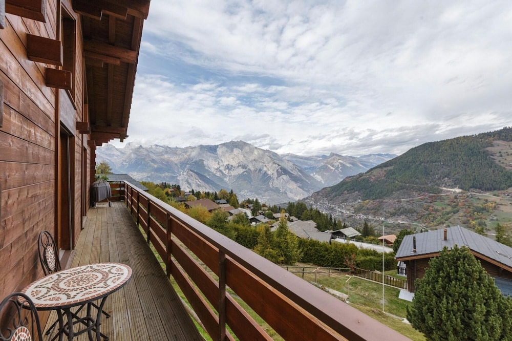 La Taniere - Cozy Chalet With Incredible Views and Parking