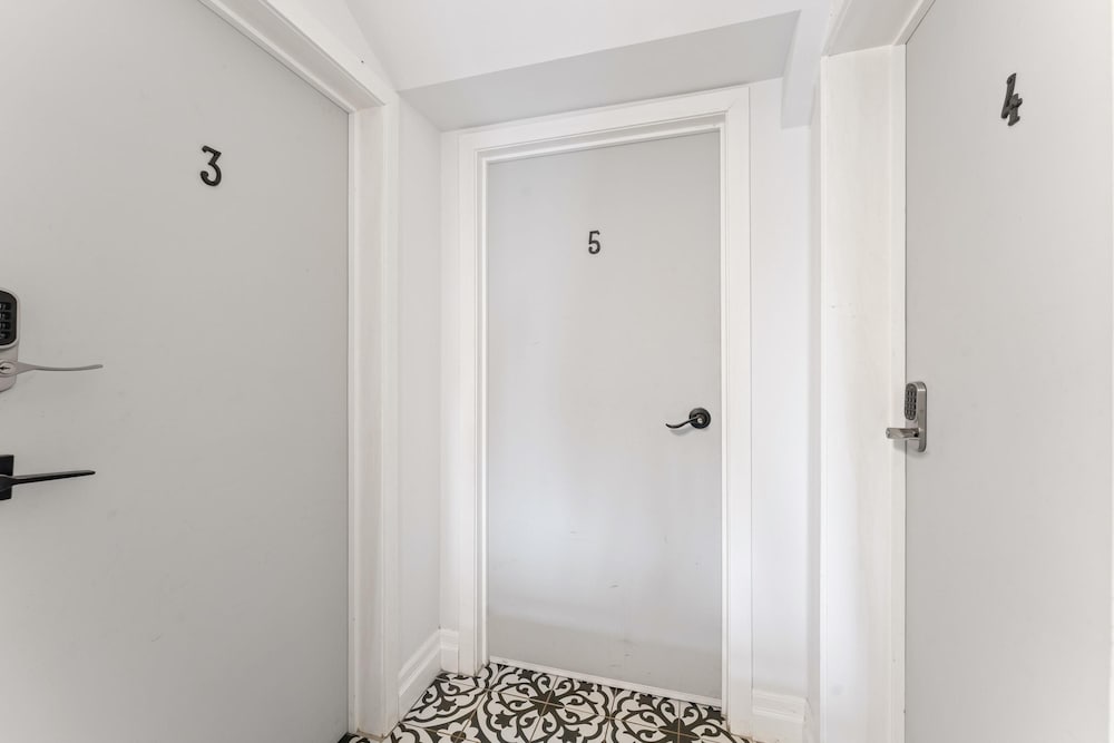 Private Studio Apartment in Burlington - U5