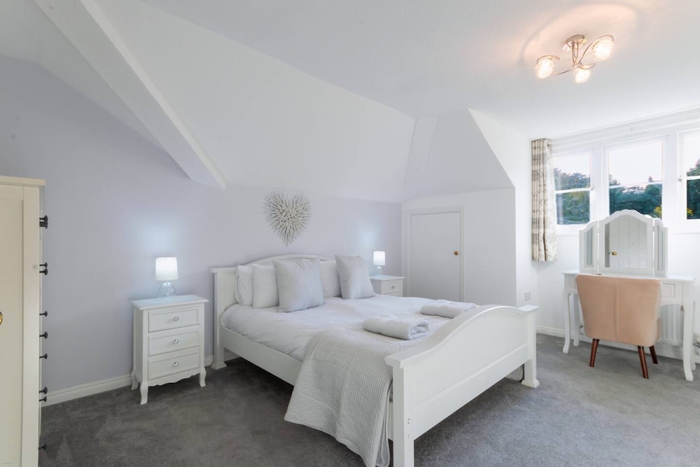 Elegant 2BR Broadstairs Coastal Escape by Adliv
