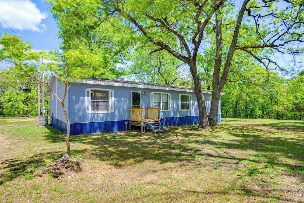 4 Mi to Bennett Spring SP: Dog-friendly Home!