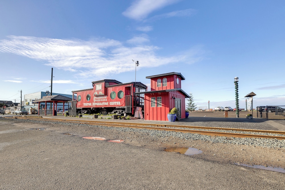 Quaint Rockaway Beach Gem: Walk to Shore!