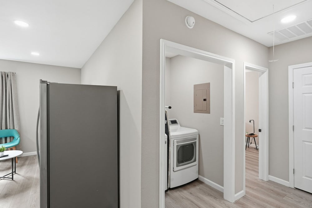 Cozy 3BR Suite Insuite Laundry Min to Downtown