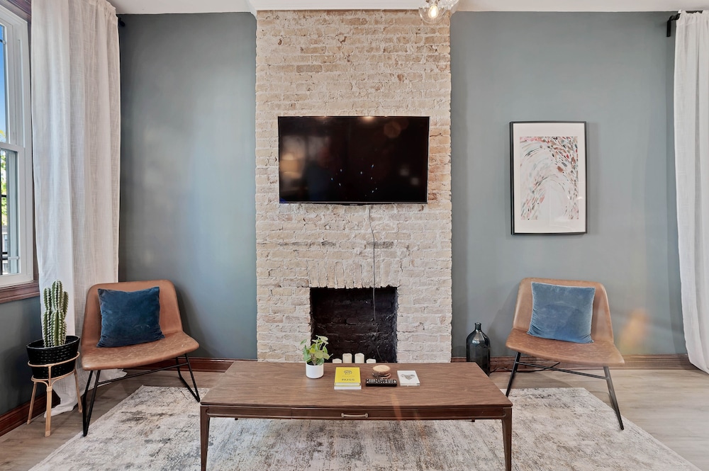 Newly Designed 3bd In Heart of Ukrainian Village by AllSet Turnover view 3