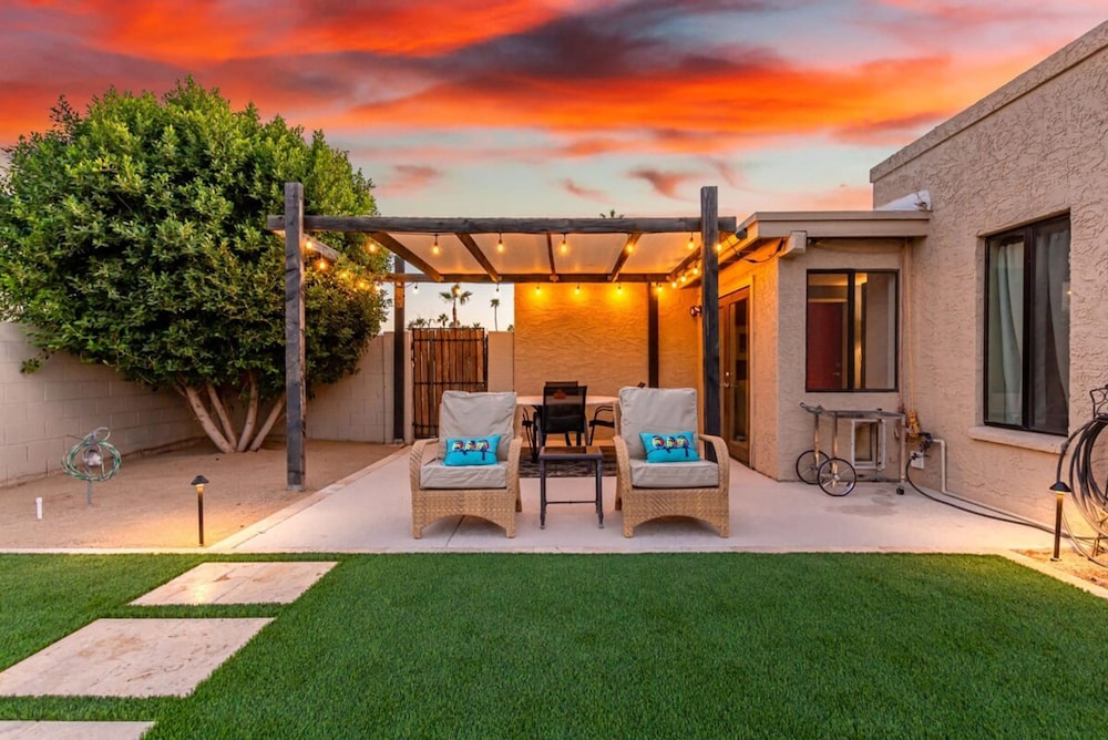Executive Retreat Pool Spa AZ Canal Trail BBQ