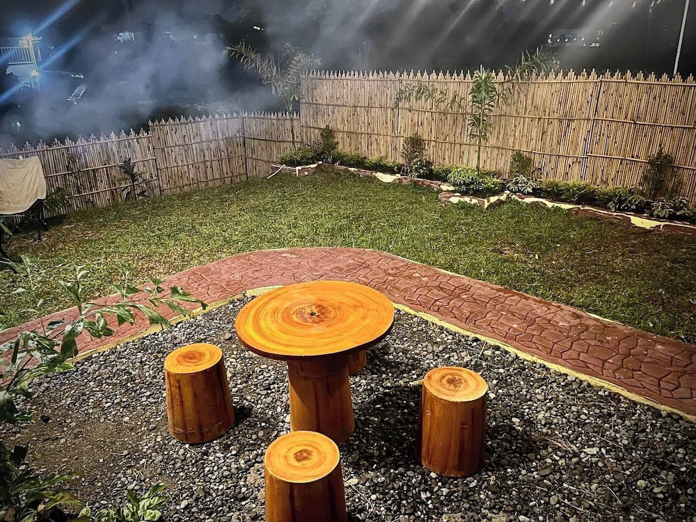 Bloomstone Urban Chill Cabin