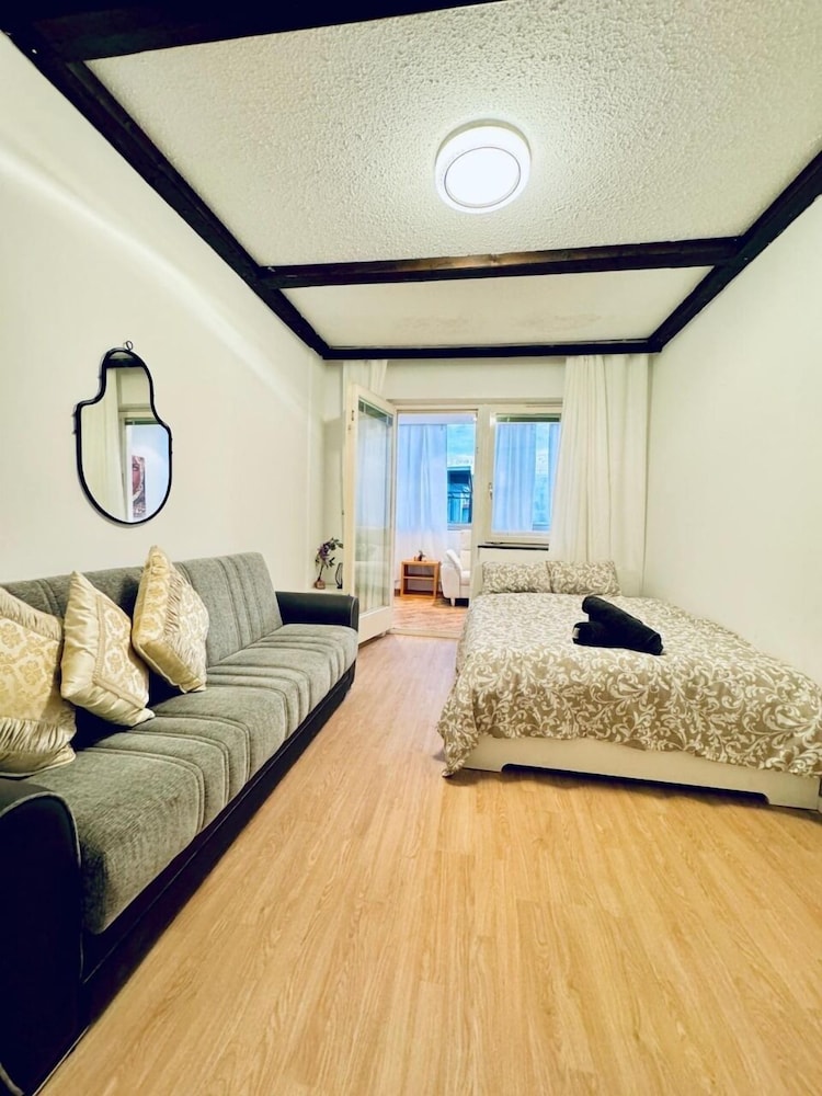7 private Rooms in a spacious Villa