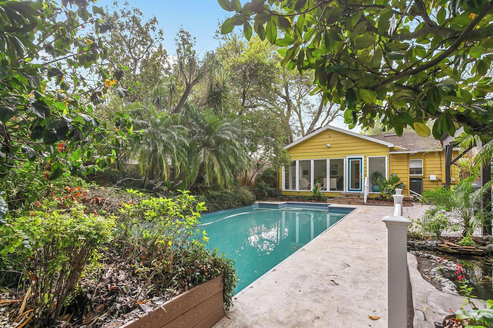 Pool House Oasis - Home for 6