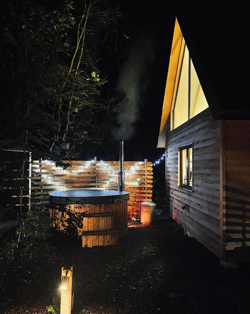 Woodland Cabin Retreat in Alfriston - hot tub