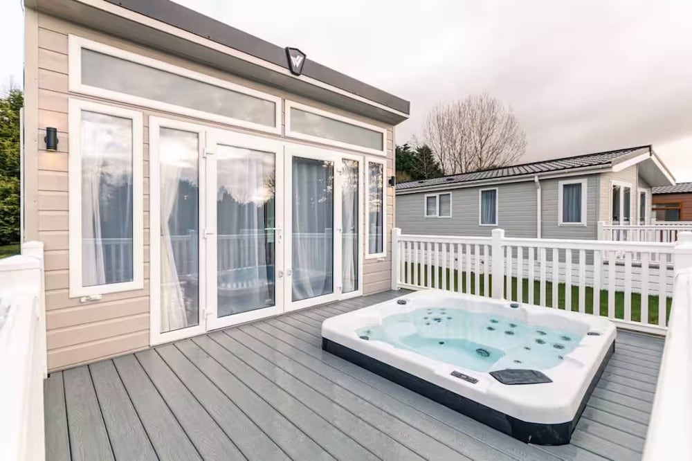 Host Stay Lakeside Retreat