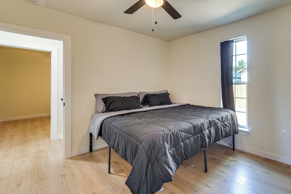 Fenced-in Yard: Home < 5 Mi to Dtwn Dallas!