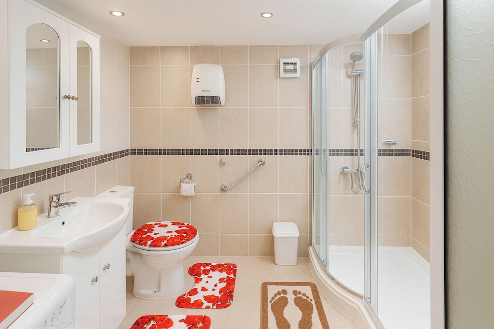 2 Bed Villa - Sleeps 7 - Private Garden - Parking