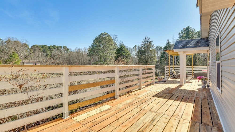 9 Mi to Downtown: Sanford Home w/ Hot Tub