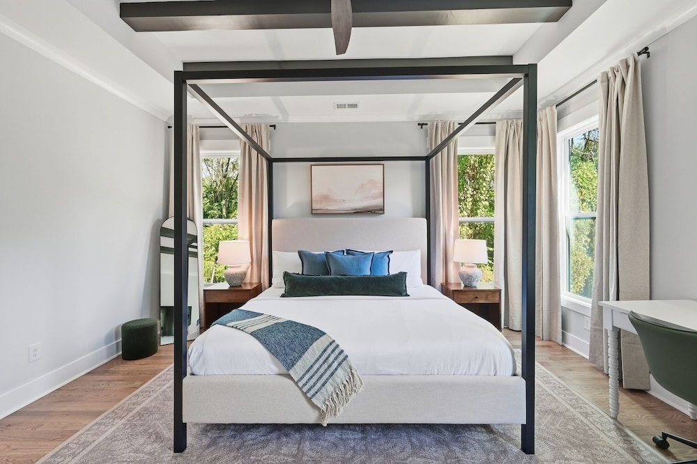 New! Modern Luxurious Woodland Retreat 5 Bedroom Home