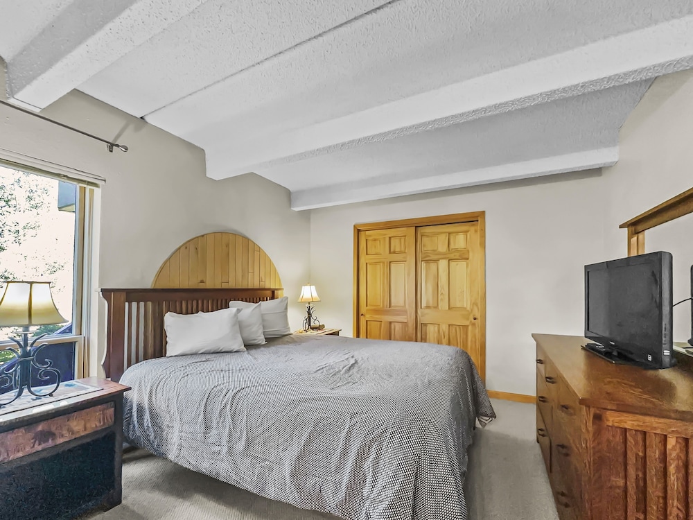 Wh102 Wheeler House 2 Bedroom Condo by RedAwning view 3