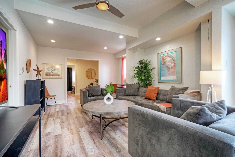 Golf Cart Zone, Walk or Ride to Beach Patio + BBQ Salty Sunshine #A