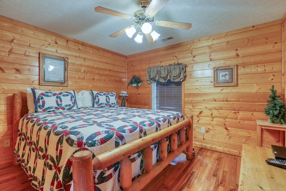 An Amazing View - 4 Bedrooms, 3.5 Baths, Sleeps 10 Cabin by RedAwning