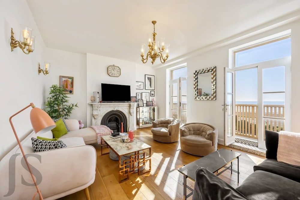 Townhouse on the beach by Urban Roost