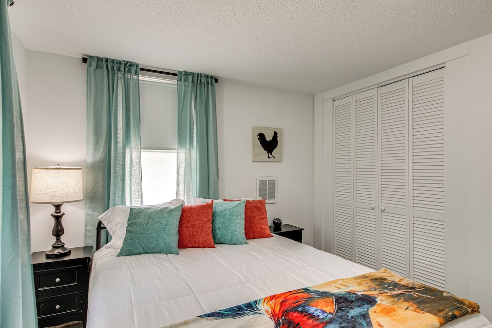 2 Mi to USC Campus: Peaceful Apartment w/ Yard