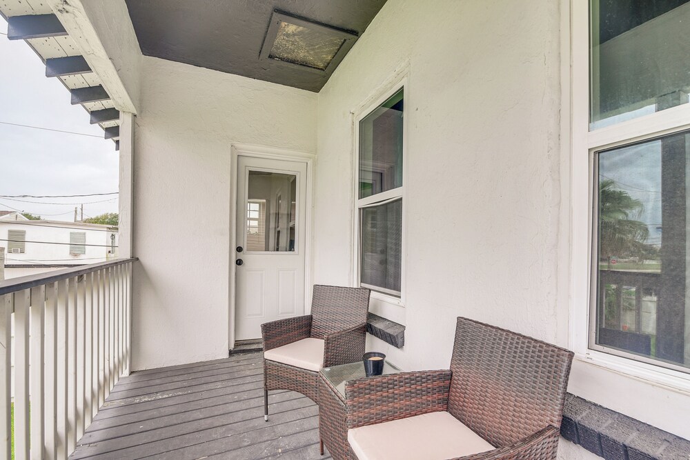 < 1 Mi to Beaches: Galveston Retreat w/ Patio!