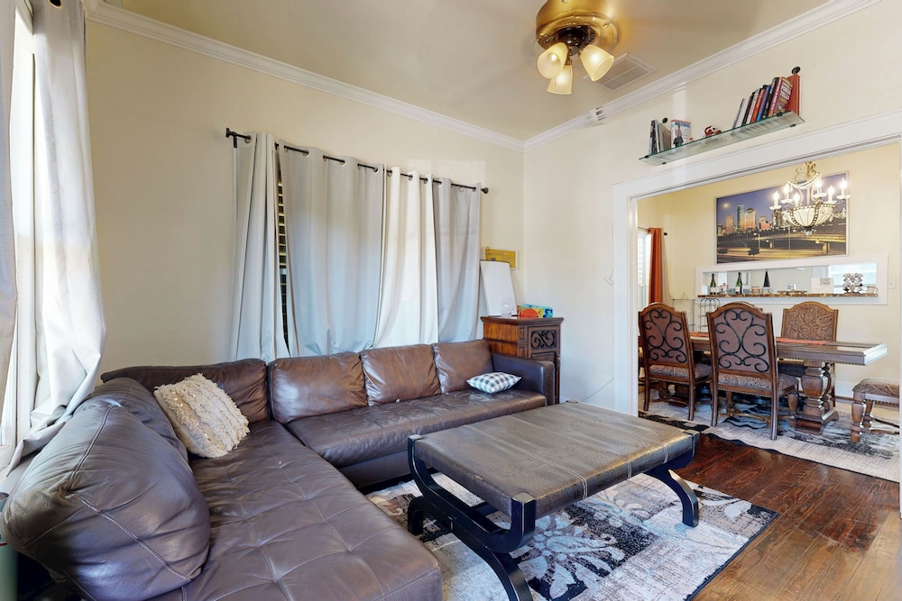2-story Galveston Getaway w/ Balcony & Patio