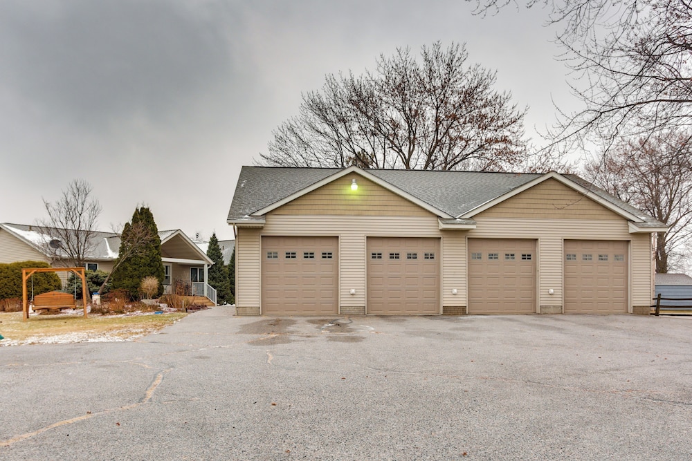 Spacious Lakefront Home w/ Spectacular Views!