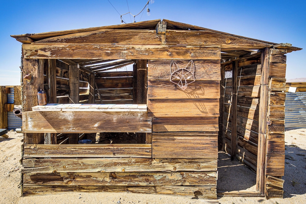Boho Bungalow w/ Hot Tub: 16 Mi to Joshua Tree NP