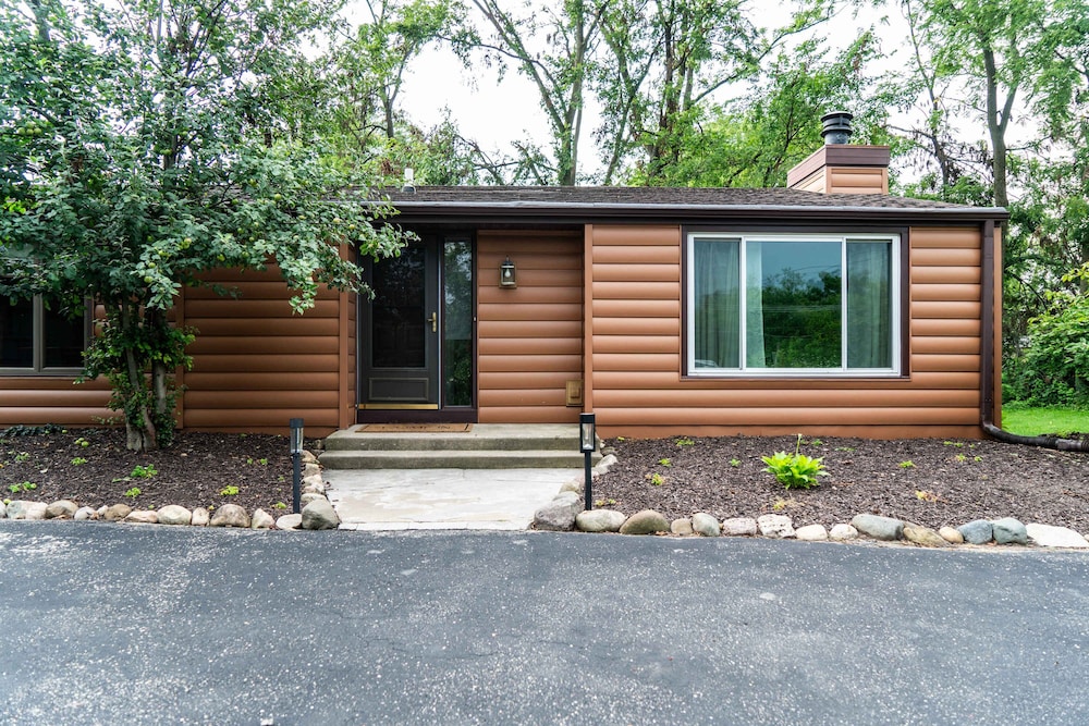 Highway Chalet - Centrally Located to Area Attractions!