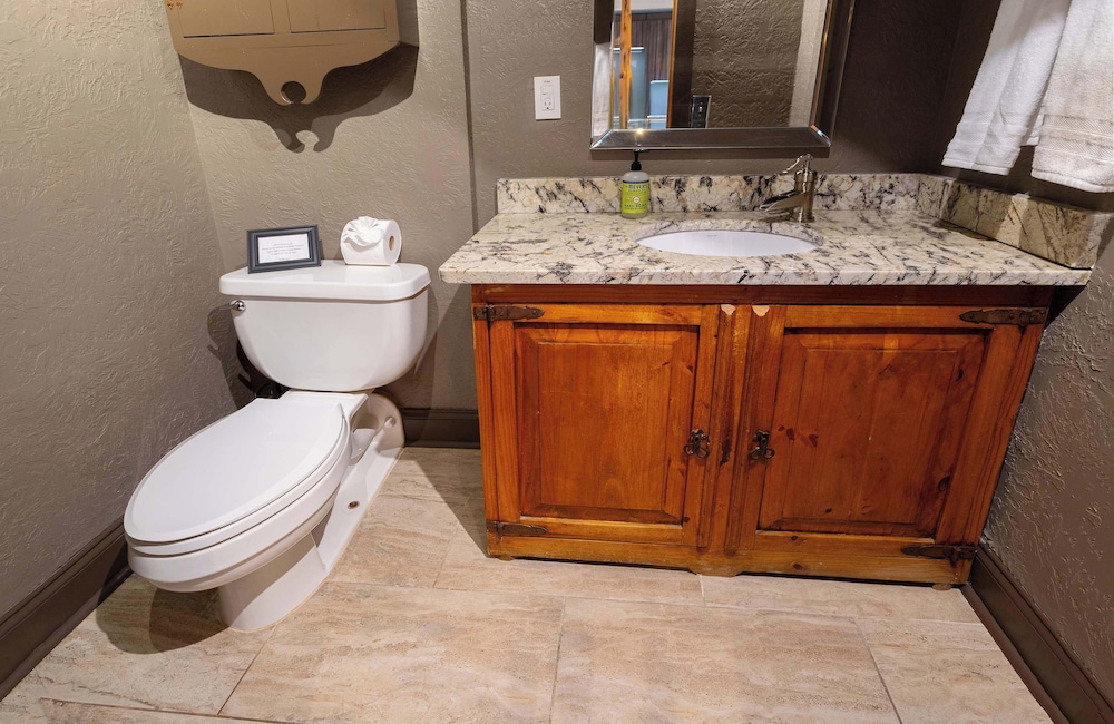 Willie's Hill Country Hideaway - Stay for 8 With Hot Tub & Fire Pit
