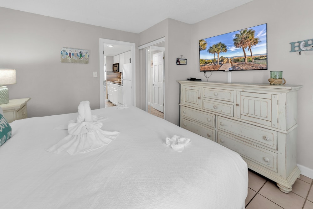 Beachfront Haven 1BR Condo with Balcony