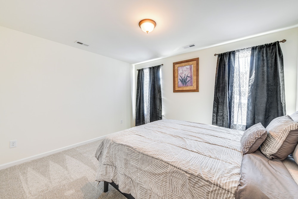 12 Mi to Dtwn Richmond: Spacious Home w/ Deck!
