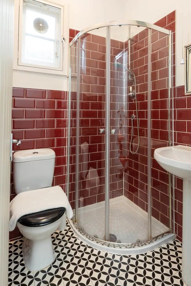 Spacious 5 Bedroom Home in Camden