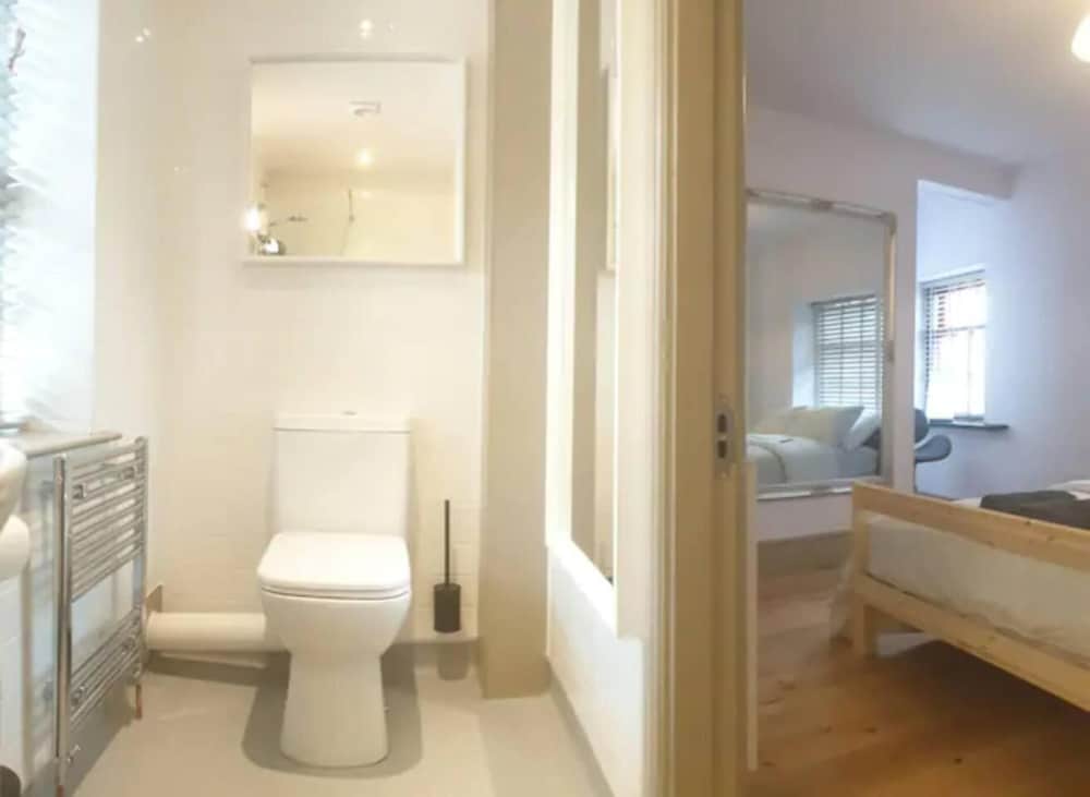 Buck - En-suite Room in Canalside Guesthouse view 2
