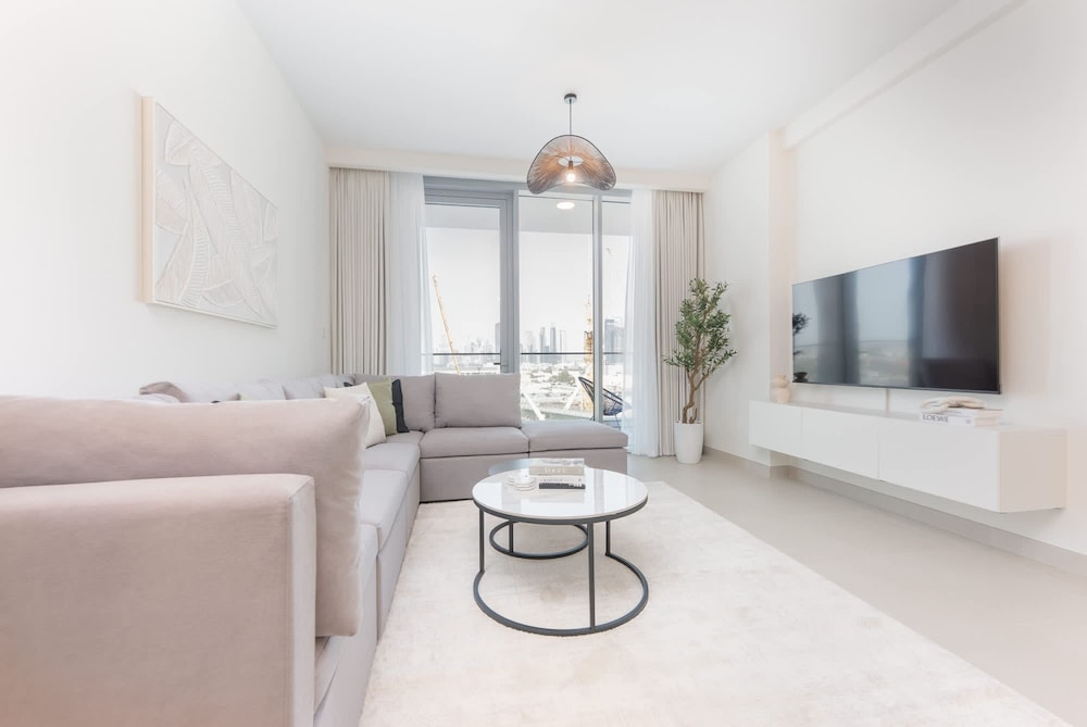 Elegant Relaxing 3-bedroom Apartment in Perfect Location at Canal Front 6