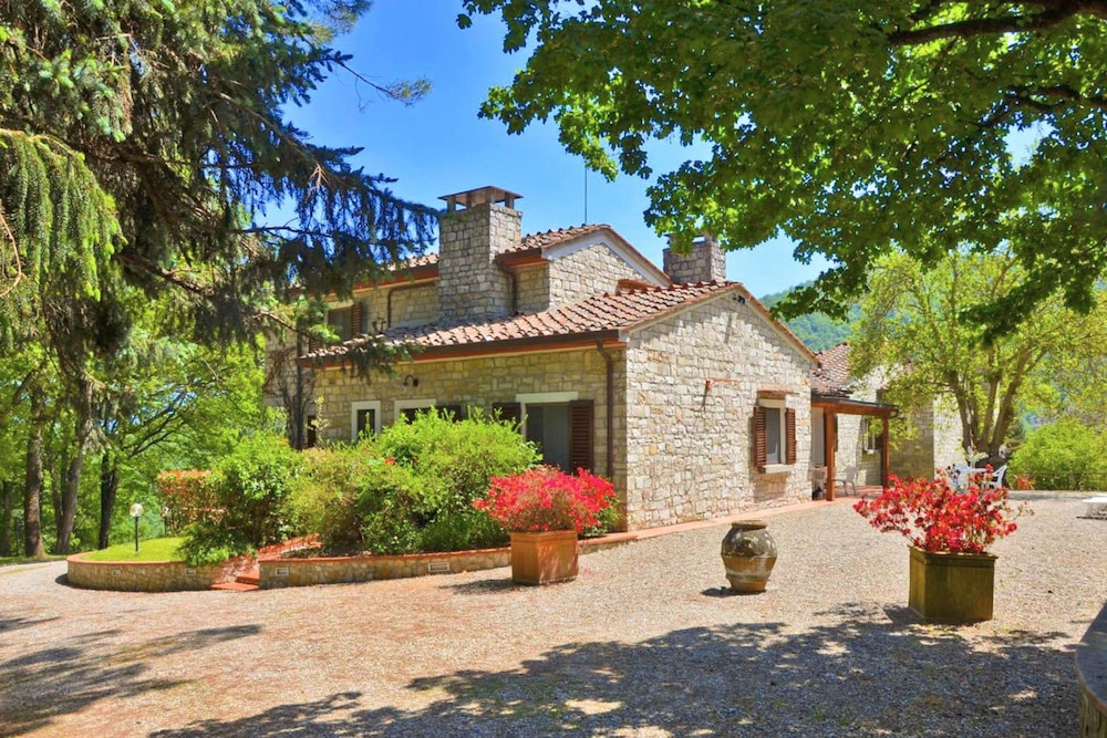 Villa Le Poggiola in Eden Beach view 2