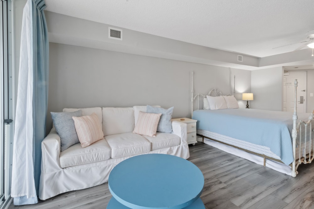 Yacht Club Villas #2-504 4 Bedroom Condo by RedAwning view 4
