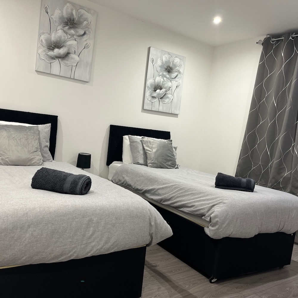Sleek, Sleeps 6 Sunset Views, Family Friendly