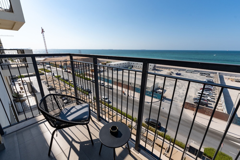 Contemporary La Mer 1BR w Beach Access