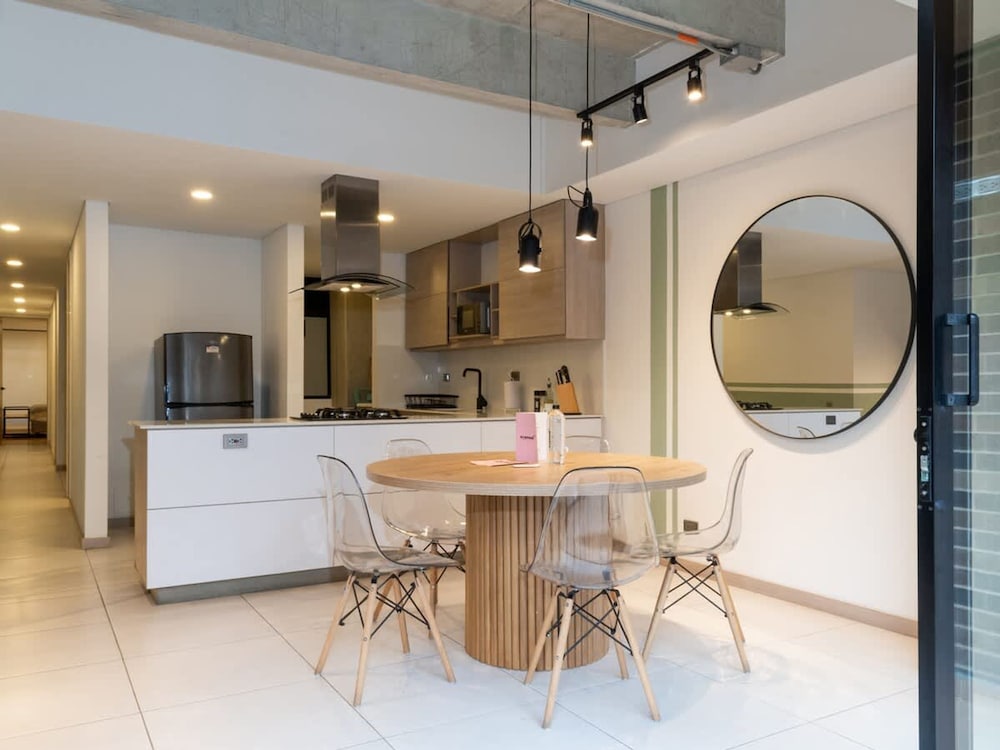 Cozy 3 BR w Balcony in Laureles Medell n