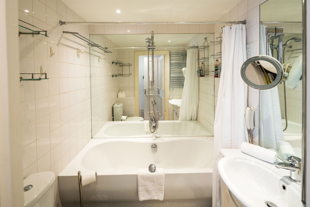 Sleek Simple & Peaceful 1Bd Flat Kensington