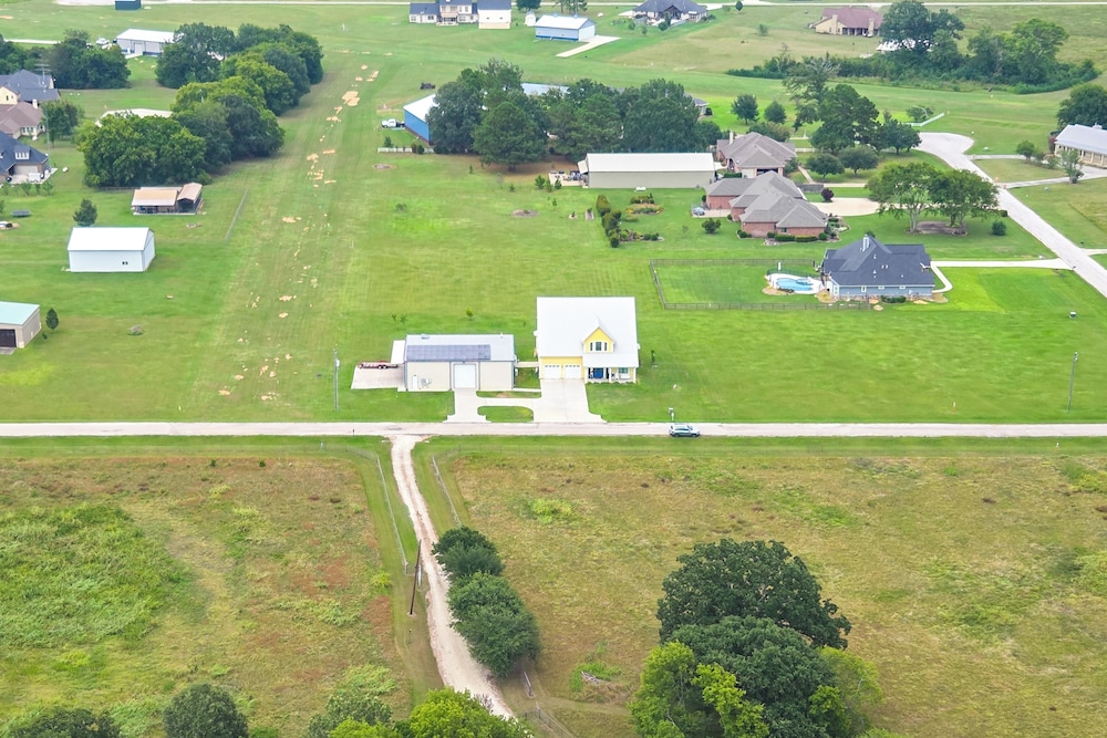 Aircraft Tours! Fly-in Hangar Apt in New Waverly