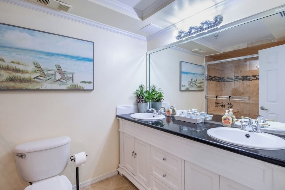3BR Gulf-front Luxury w/ Pool Bar & Spa Baths