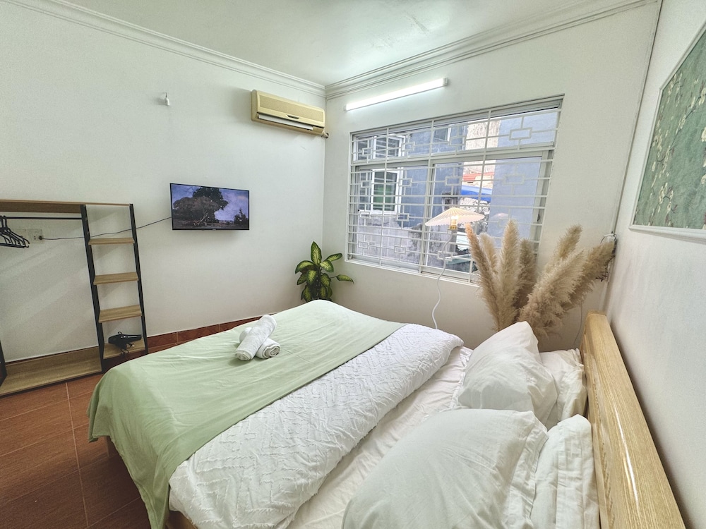 Local Me - Exclusive Centre House view 3