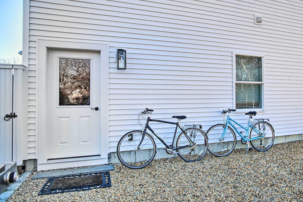 Modern Apt Near Martha's Vineyard Beaches! view 4