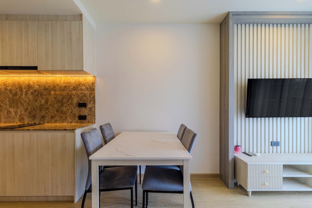 Prime Location 1BR Near Beach Club C240