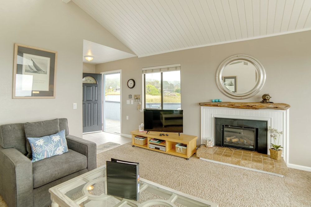 Beach Access & Hot Tub: Coastal Gem in Manchester