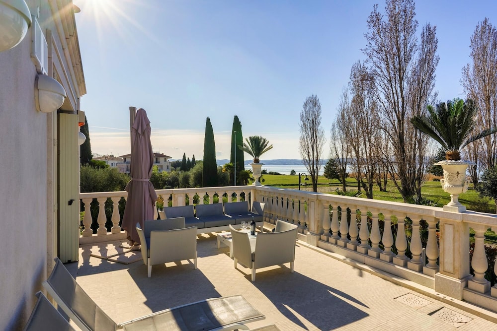 Luxury Lakefront Onassis 2 by Apt24 view 5