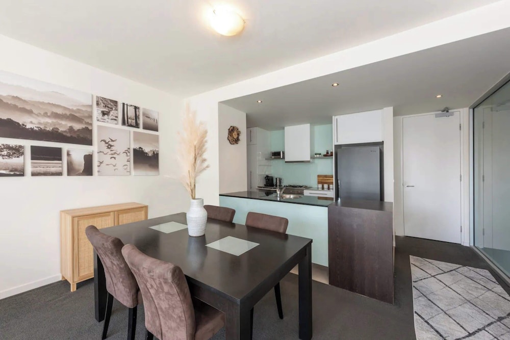 Central 2BR in Prime Carlton Location w/ Parking!