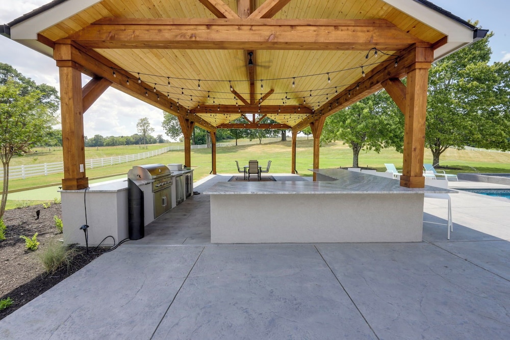 Majestic Manor-private Hundred Acre Yard-pool/spa