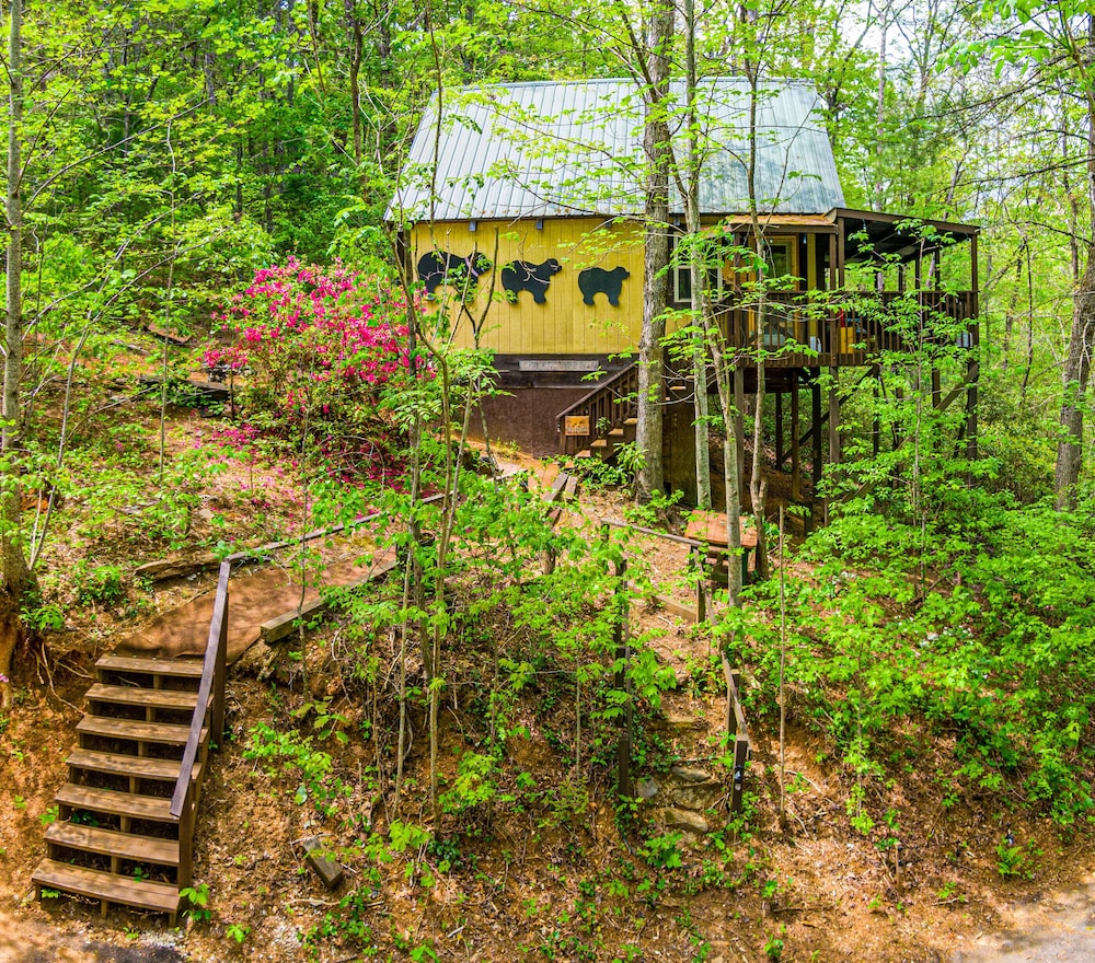 Bear Creek Lodge and Cabins in Helen Ga - Pet Friendly, River on Property, Walking Distance to downtown Helen